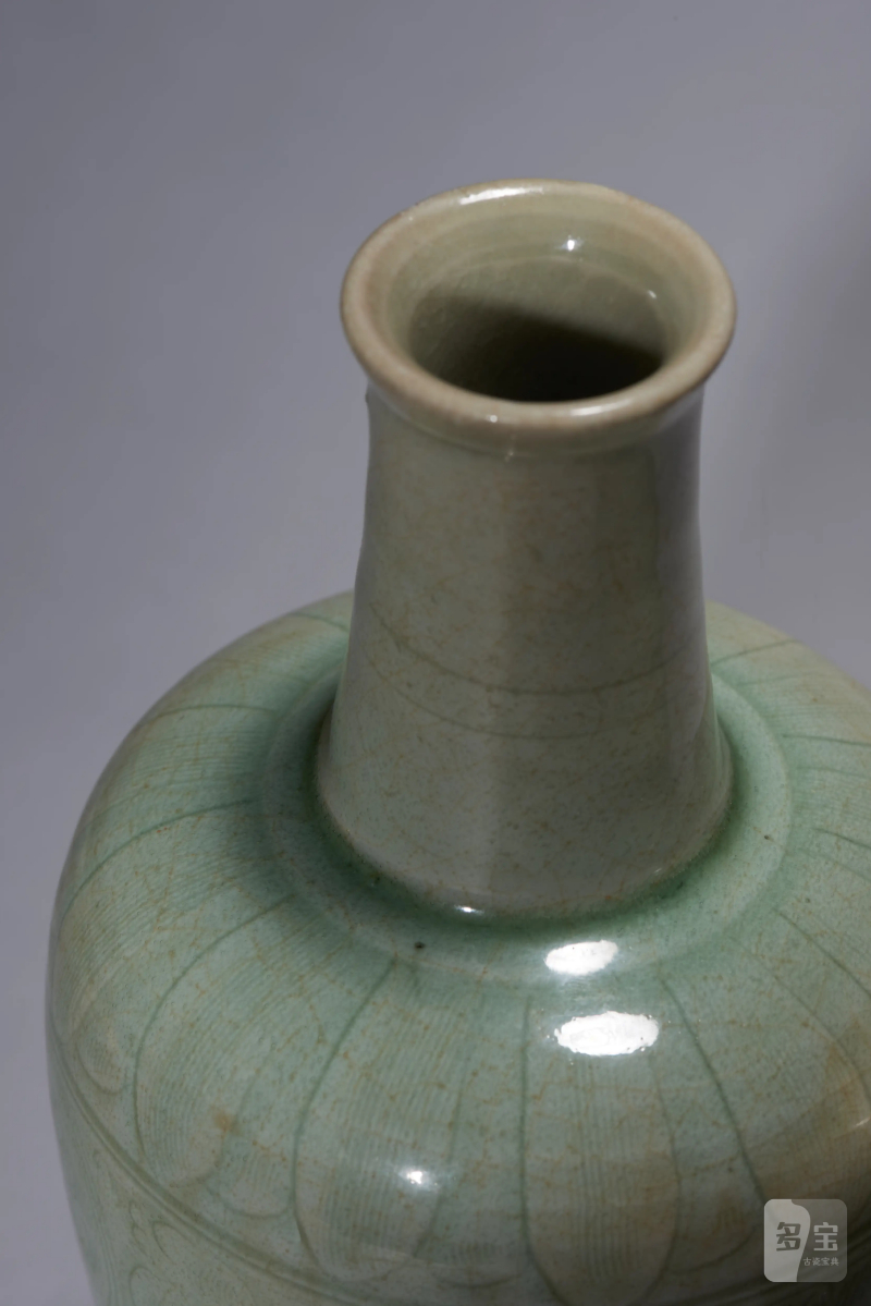明代 龙泉窑青釉刻划缠枝花卉莲纹瓶一对 - 图8